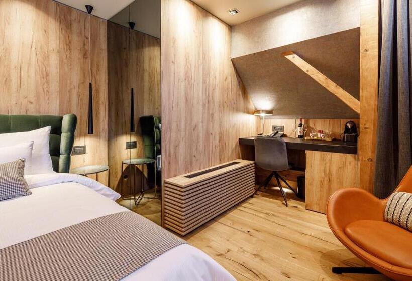 جناح جونيور, Schuster Boarding House