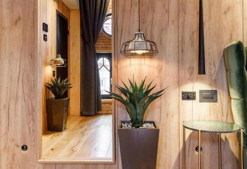 جناح جونيور, Schuster Boarding House