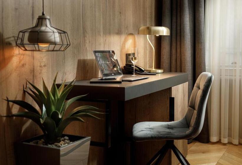 غرفة ديلوكس, Schuster Boarding House