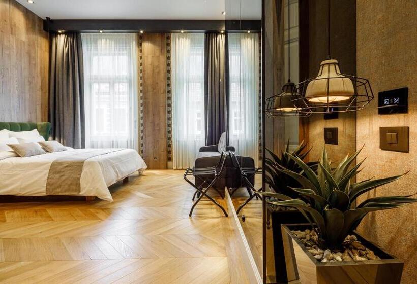 غرفة ديلوكس, Schuster Boarding House