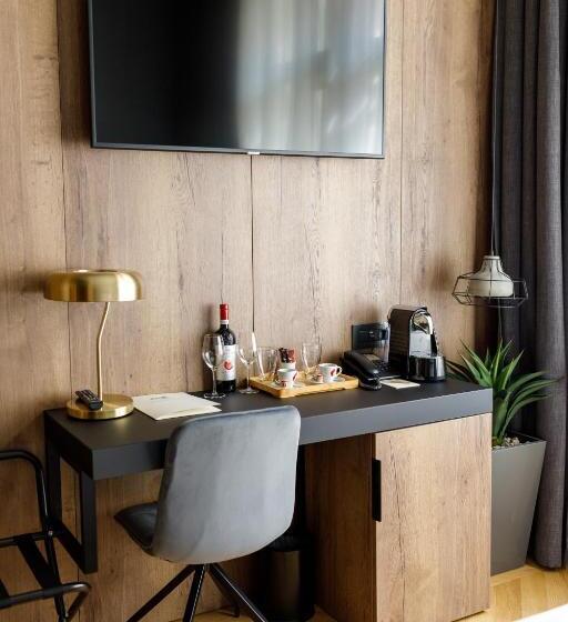 غرفة ديلوكس, Schuster Boarding House