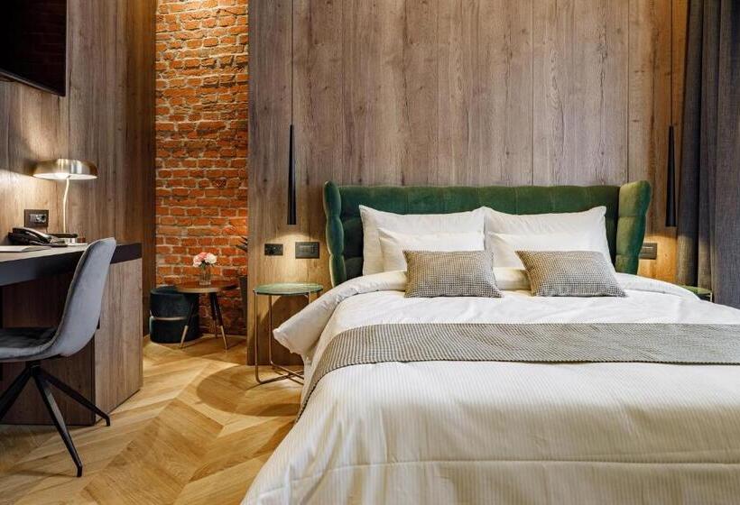 غرفة ديلوكس, Schuster Boarding House