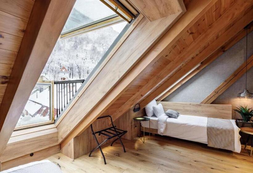 غرفة دور أخير, Schuster Boarding House