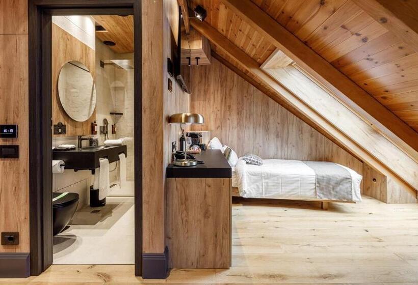 غرفة دور أخير, Schuster Boarding House