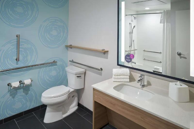 장애인을 위한 킹사이즈 침대 스탠다드 룸, Tru By Hilton Pompano Beach Pier