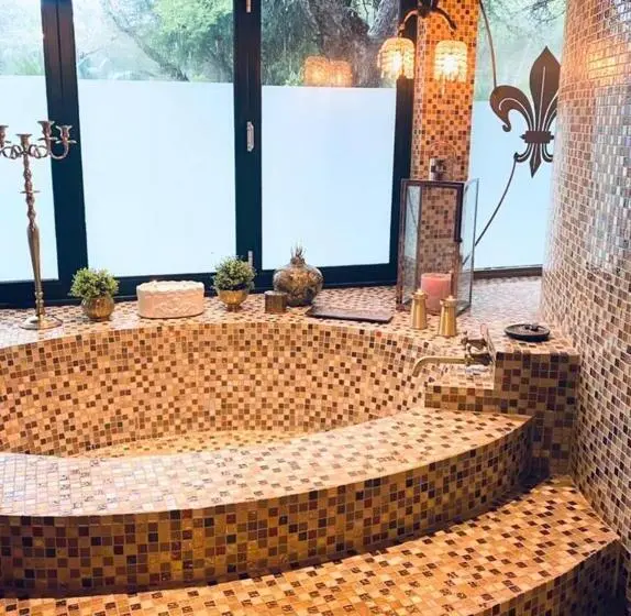 سوییت با چشم‌انداز باغ, Hippomoon Lodge Game Reserve