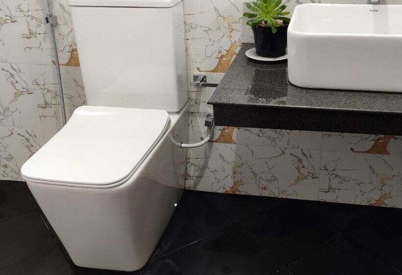 Habitació Deluxe, Rc Awkward