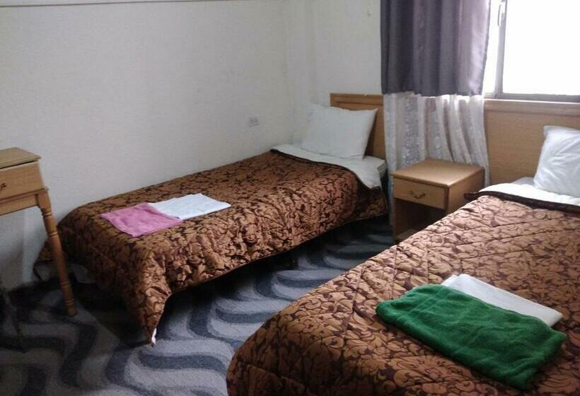 تختخواب در اتاق مشترک, Queen Ayloa Hotel&restaurant