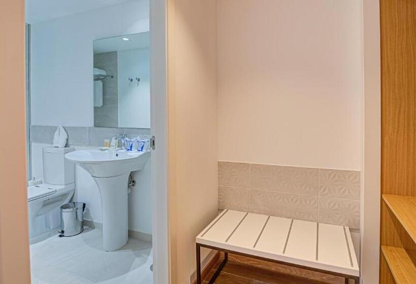 شقة غرفة واحدة, Arena Castillo