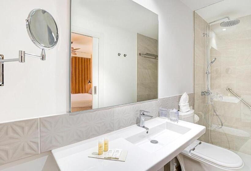 شقة عائلية, Arena Castillo