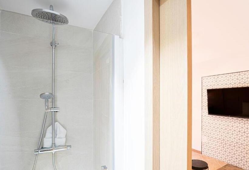 شقة عائلية, Arena Castillo