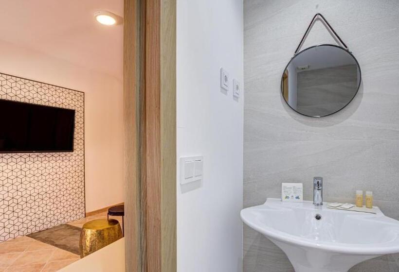 شقة عائلية, Arena Castillo