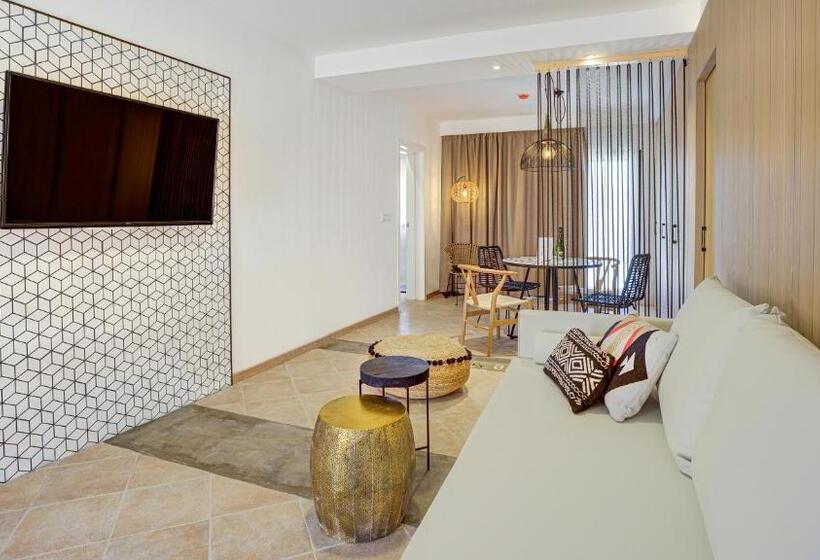 شقة عائلية, Arena Castillo