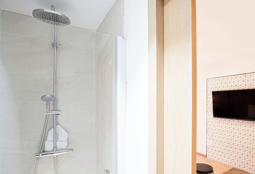 شقة عائلية, Arena Castillo