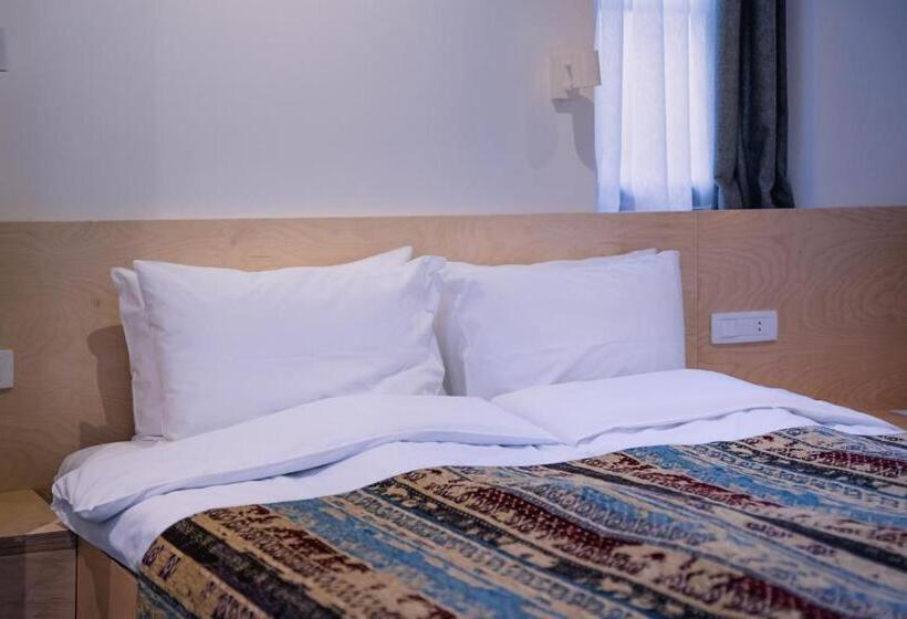 Номер Deluxe, Dilijani Tun Hotel & Restaurant