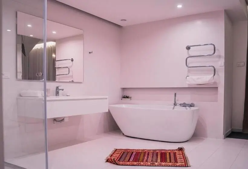 سوییت سوپریور, Dilijani Tun Hotel & Restaurant
