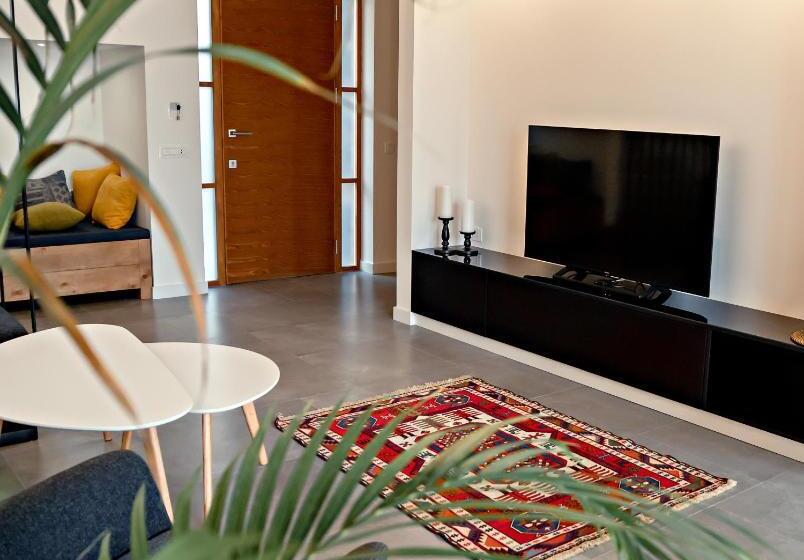 Апартаменты 3 Спальни, Dilijani Tun Hotel & Restaurant