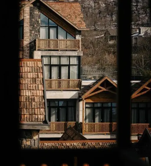 استودیوی سوپریور, Dilijani Tun Hotel & Restaurant