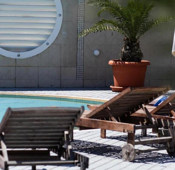 اتاق لوکس با چشمانداز دریا, Marine Residence