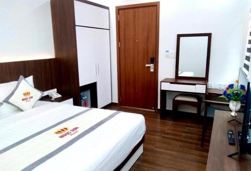 اتاق سوپریور, Ngọc Sơn