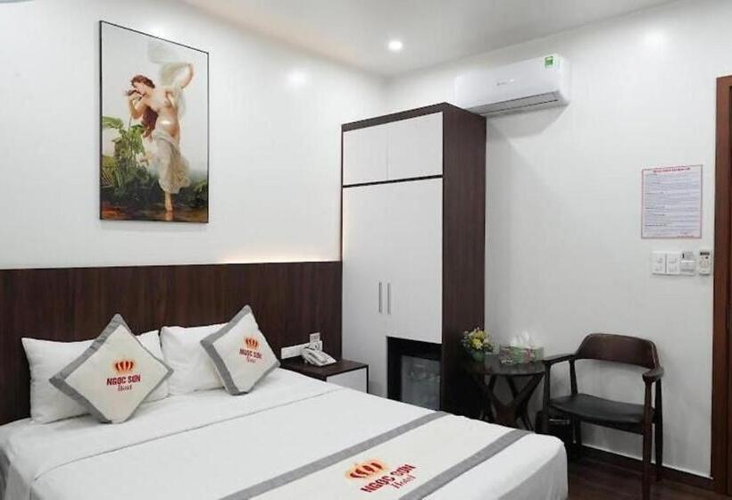 اتاق لوکس, Ngọc Sơn