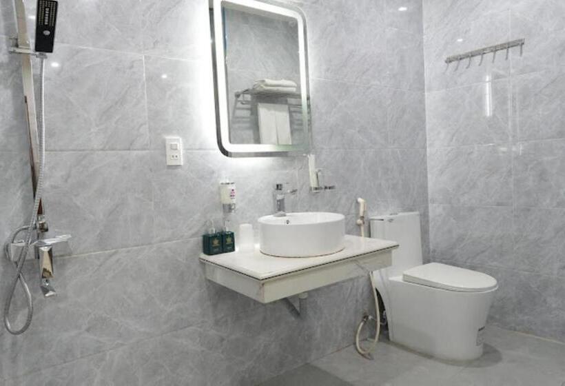 اتاق لوکس, Ngọc Sơn