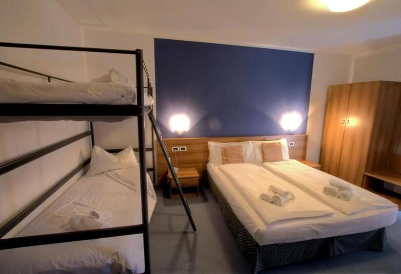 חדר סטנדרט לשלושה, Alle Piramidi