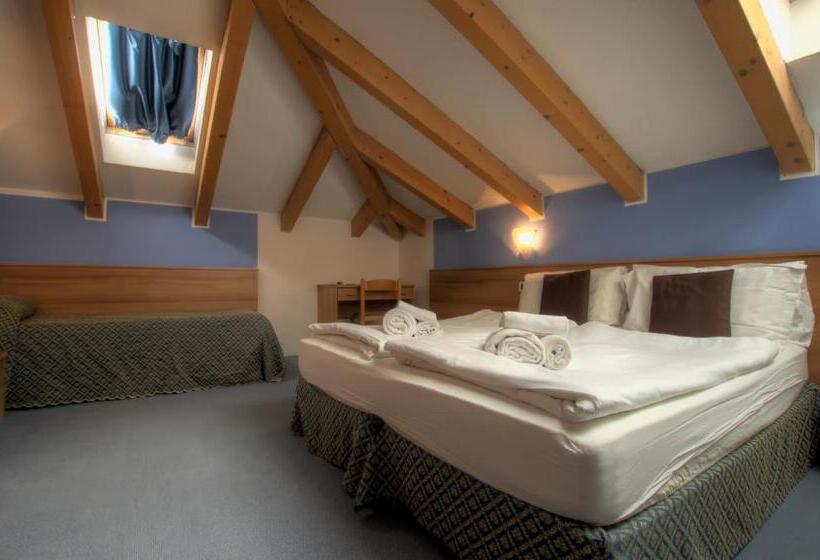 חדר סטנדרט לשלושה, Alle Piramidi