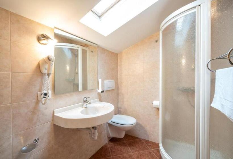 חדר משפחתי, Alle Piramidi