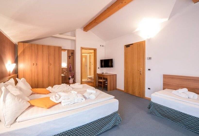 חדר סטנדרט לשלושה, Alle Piramidi