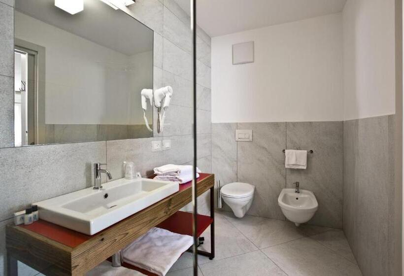 جناح جونيور, Delle Alpi