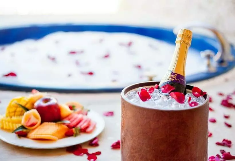 سوئیت جونیور با ماساژ آبی, Majestic Elegance Punta Cana - All Inclusive