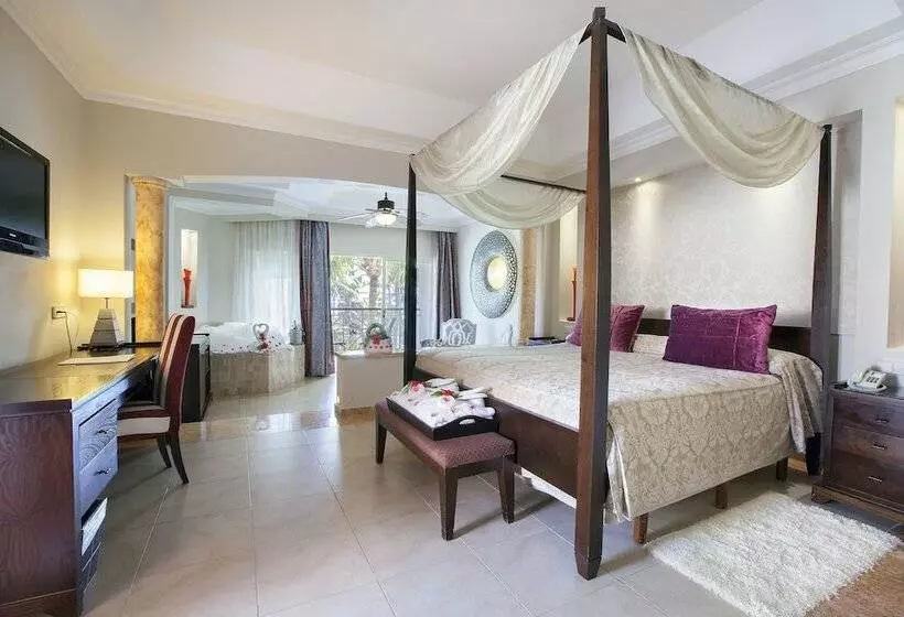 سوئیت جونیور با ماساژ آبی, Majestic Elegance Punta Cana - All Inclusive