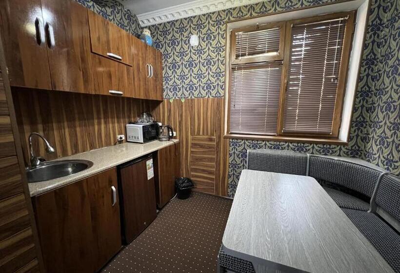 اتاق اکونومی, Status House