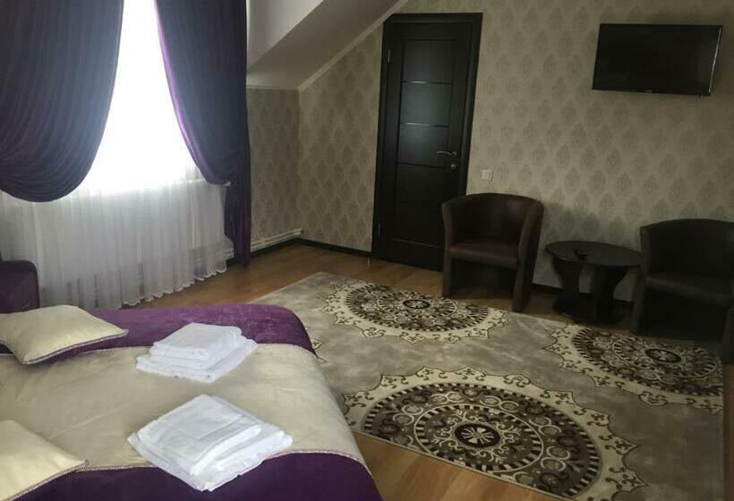 جناح مزوَّد بشرفة, Europe