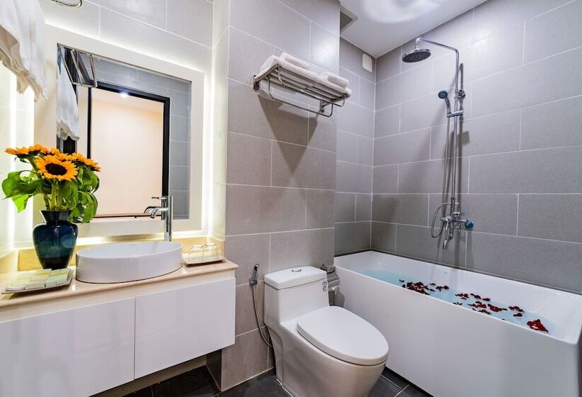 اتاق استاندارد با چشم‌انداز استخر, Green Hill