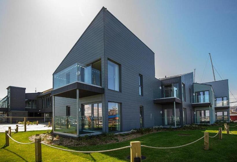 غرفة عائلية, The Salt Lodge