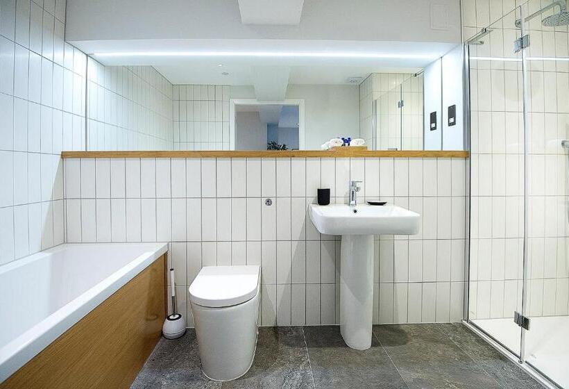 家庭间, The Salt Lodge