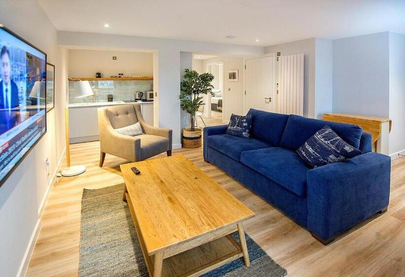 家庭间, The Salt Lodge