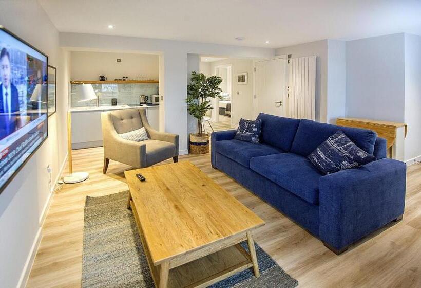 חדר משפחתי, The Salt Lodge