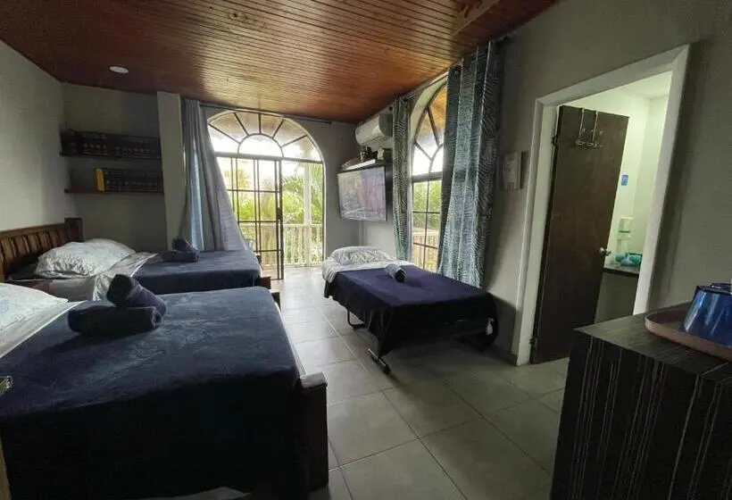 اتاق خانوادگی, Sarah S Place San Andres