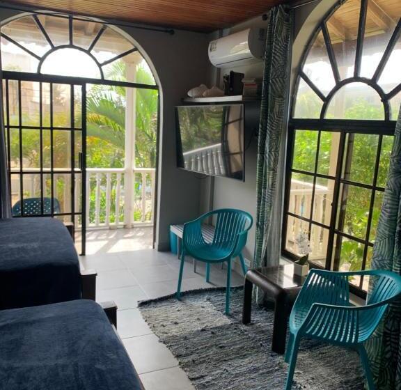חדר משפחתי, Sarah S Place San Andres