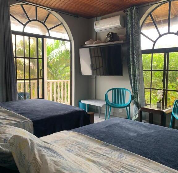 חדר משפחתי, Sarah S Place San Andres