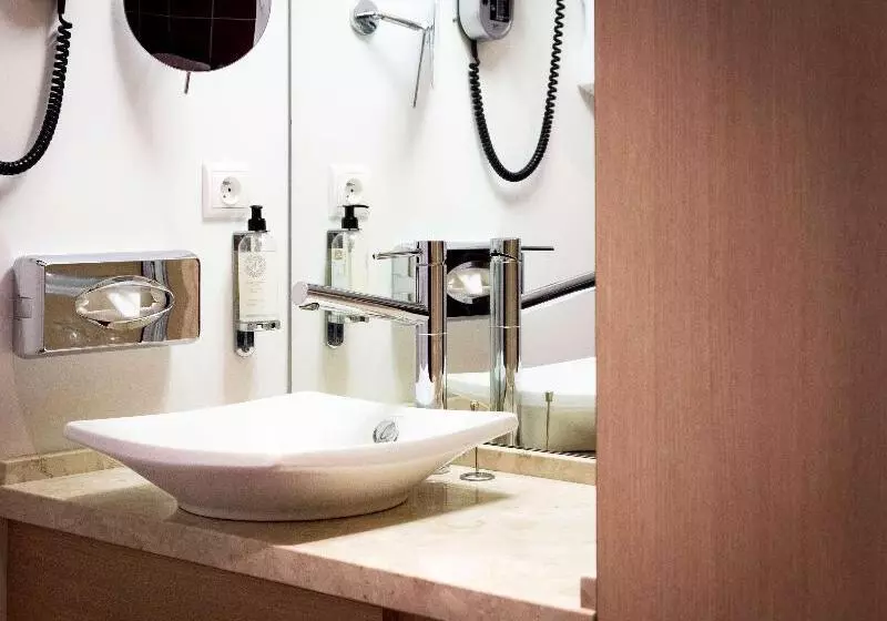 اتاق استاندارد با تخت دو نفره بزرگ, Best Western Plus Hôtel Vannes Centre Ville
