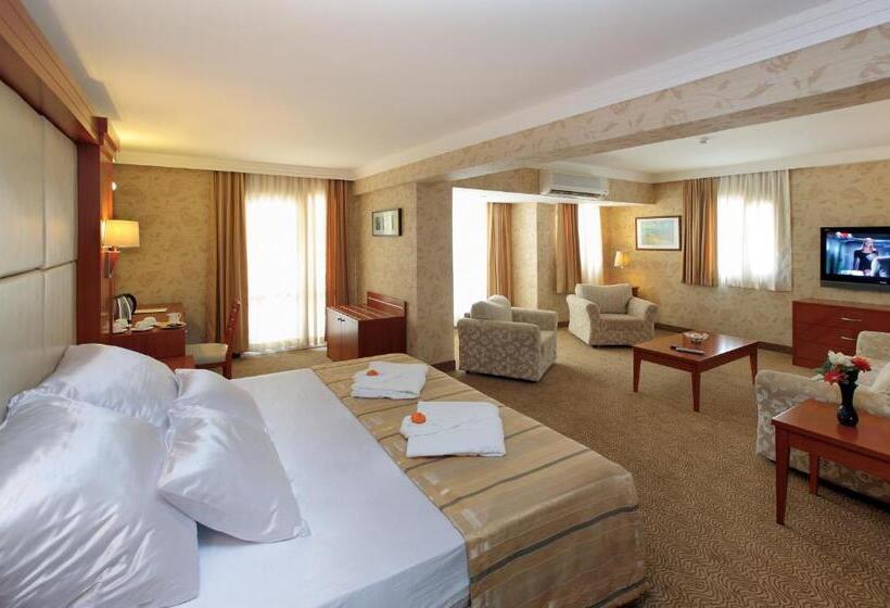 חדר דלוקס, Julian Club