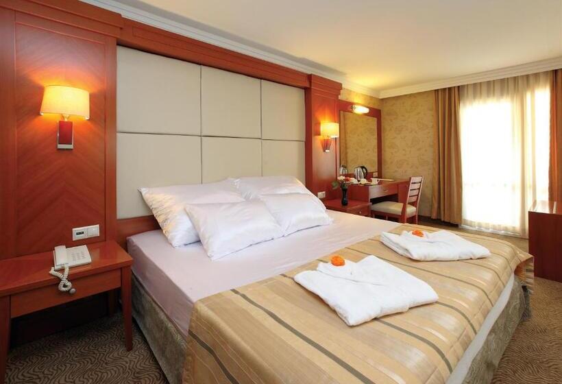 חדר דלוקס, Julian Club