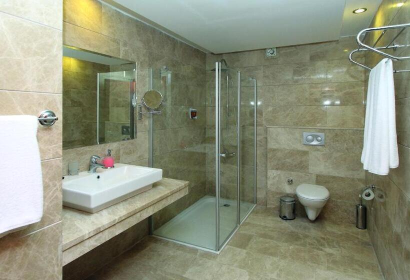 סוויטת ג'וניור, Julian Club