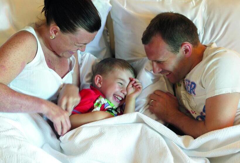 סוויטת ג'וניור, Julian Club