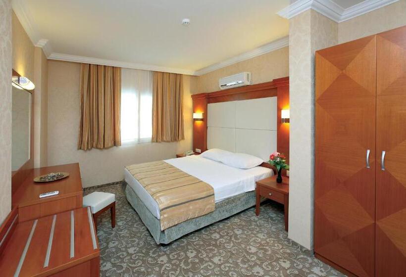 סוויטת ג'וניור, Julian Club