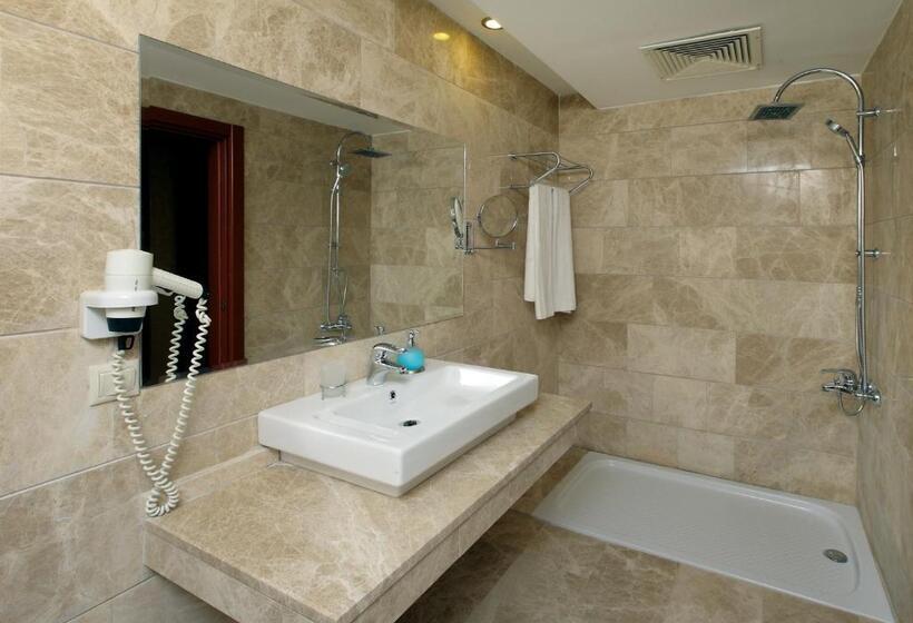 סוויטת ג'וניור, Julian Club